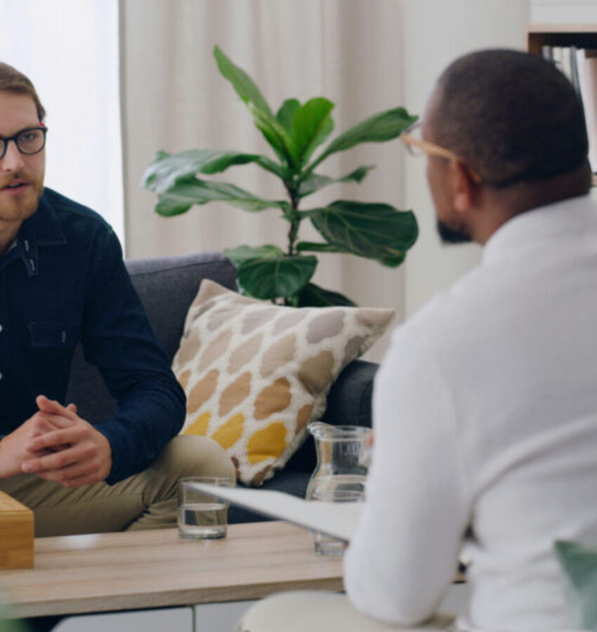 a 1-on-1 session with a therapist helping a patient manage schizophrenia.